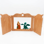 Teatrillo de madera.  Ventana de cuento